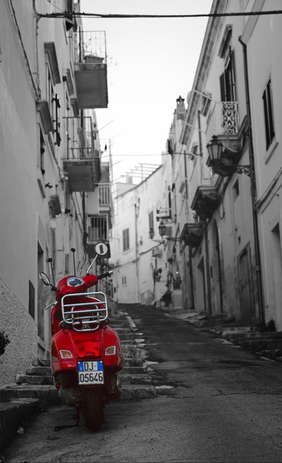Rote Vespa in einer italienischen Gasse